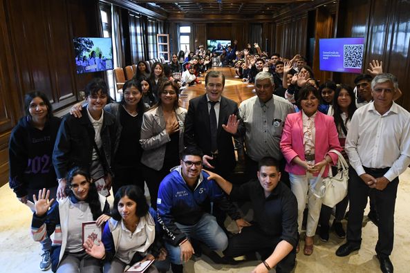 El gobernador Zamora recibió a estudiantes del departamento Banda