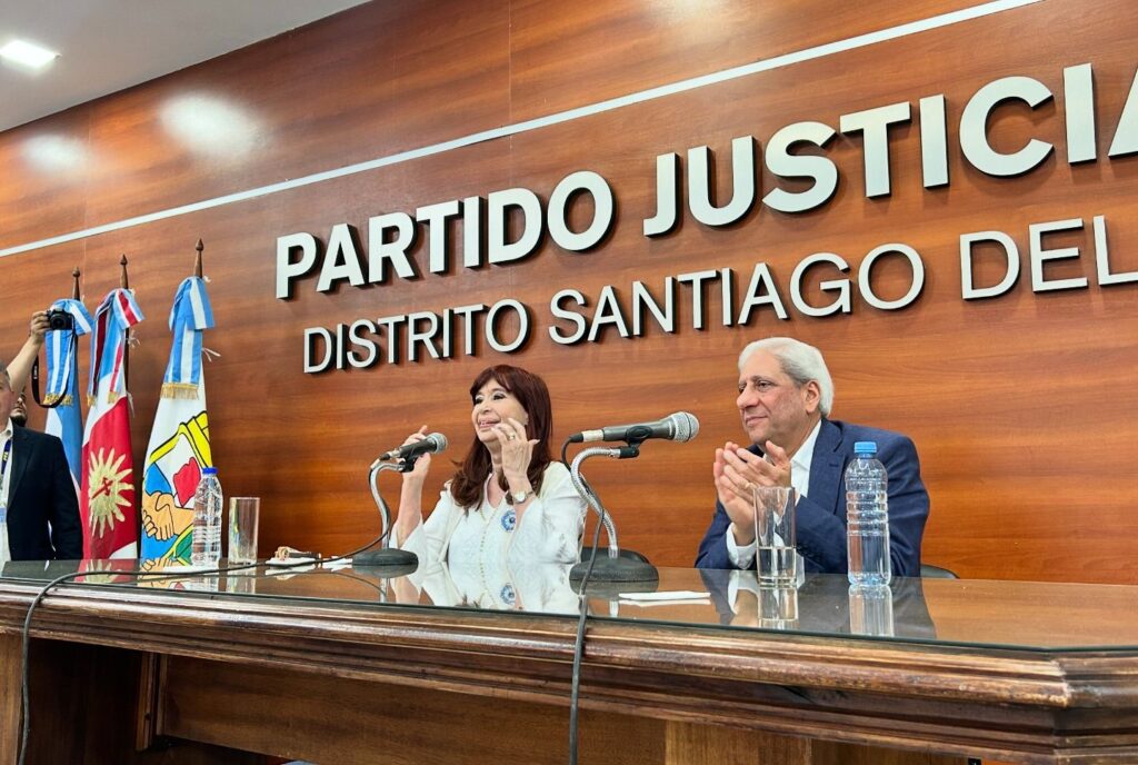 Antes de su presentación en el Club Quimsa, CFK participó de un plenario en la sede del PJ en Santiago del Estero