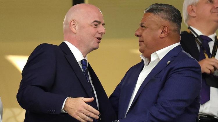 El presidente de FIFA felicitó a Chiqui Tapia por su reelección en AFA y le dio el segundo revés del día a Milei y Macri