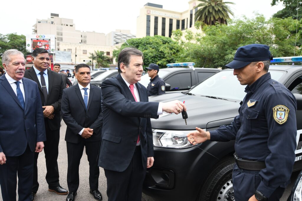 El gobernador entregó a la policía provincial una lancha y más de cien vehículos entre camionetas, motos, bicicletas eléctricas