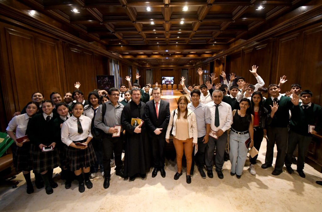 Estudiantes de los departamentos Ibarra y Loreto fueron recibidos por el gobernador Zamora