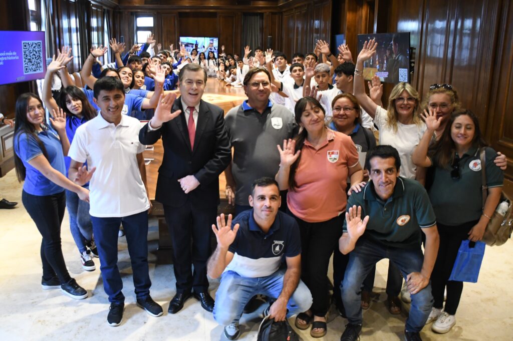 El gobernador Zamora recibió a estudiantes de los departamentos Belgrano y Loreto