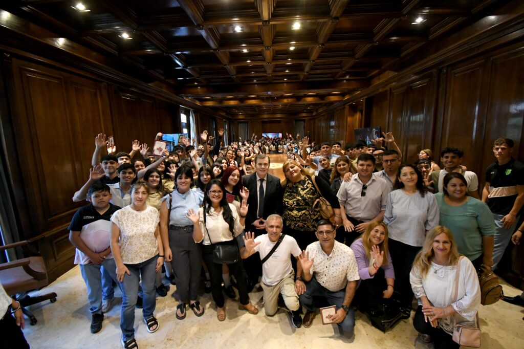 El gobernador Zamora recibió a estudiantes de Las Termas de Río Hondo