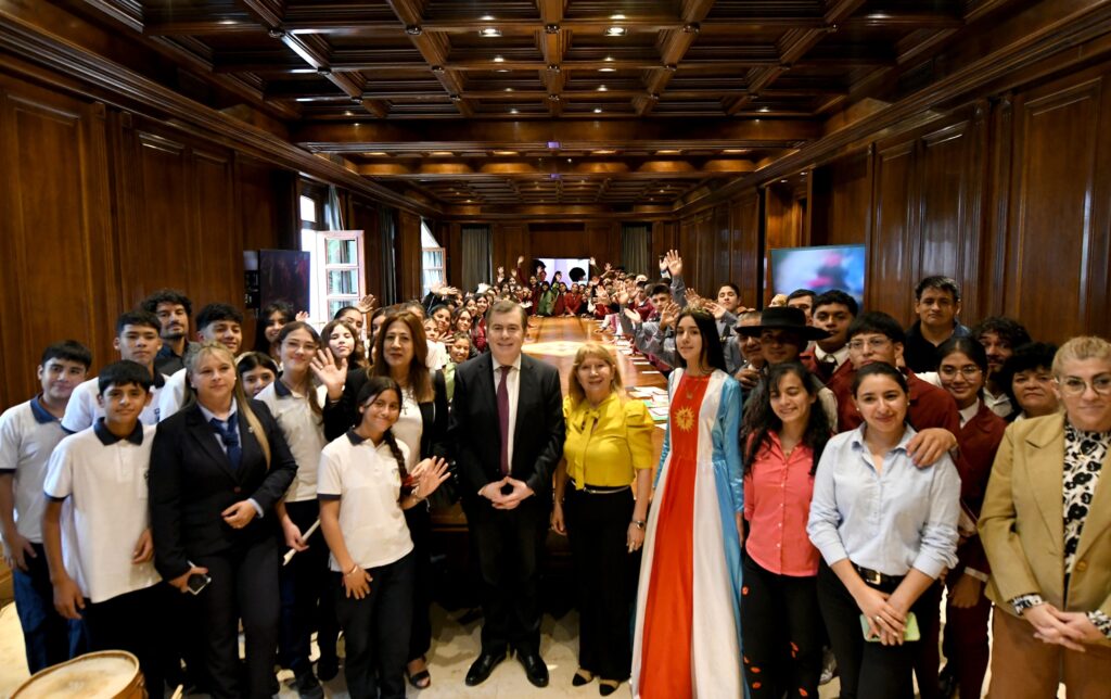 El gobernador recibió a estudiantes en el cierre anual de los programas “Conociendo Mi Provincia” y “Plantando Futuro”