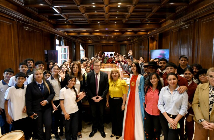 El gobernador recibió a estudiantes en el cierre anual de los programas “Conociendo Mi Provincia” y “Plantando Futuro”