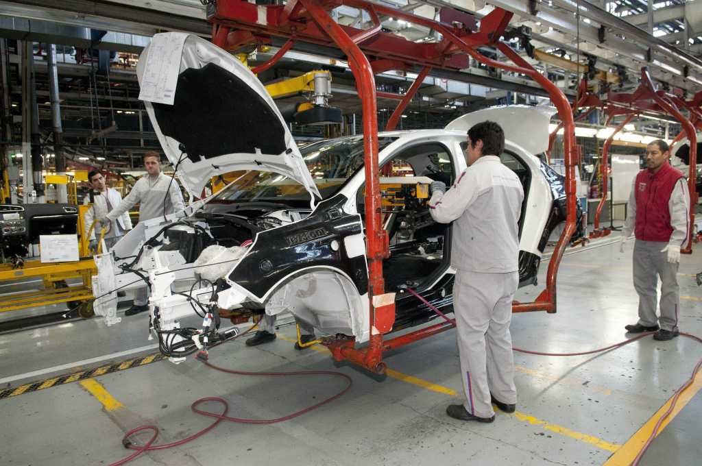 El auge de la producción automotriz: Dos fabricantes trabajarán este feriado para cubrir la demanda