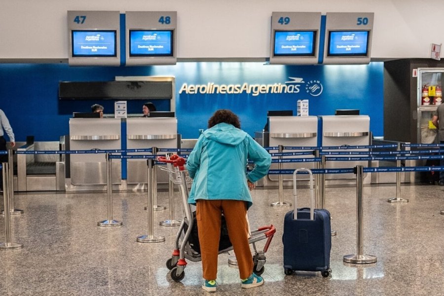 Aerolíneas enfrenta déficit y evalúan su privatización ante interés de compradores