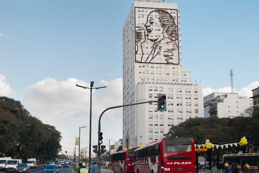 El Gobierno analiza demoler el edificio de la Avenida 9 de Julio con la imagen de Evita