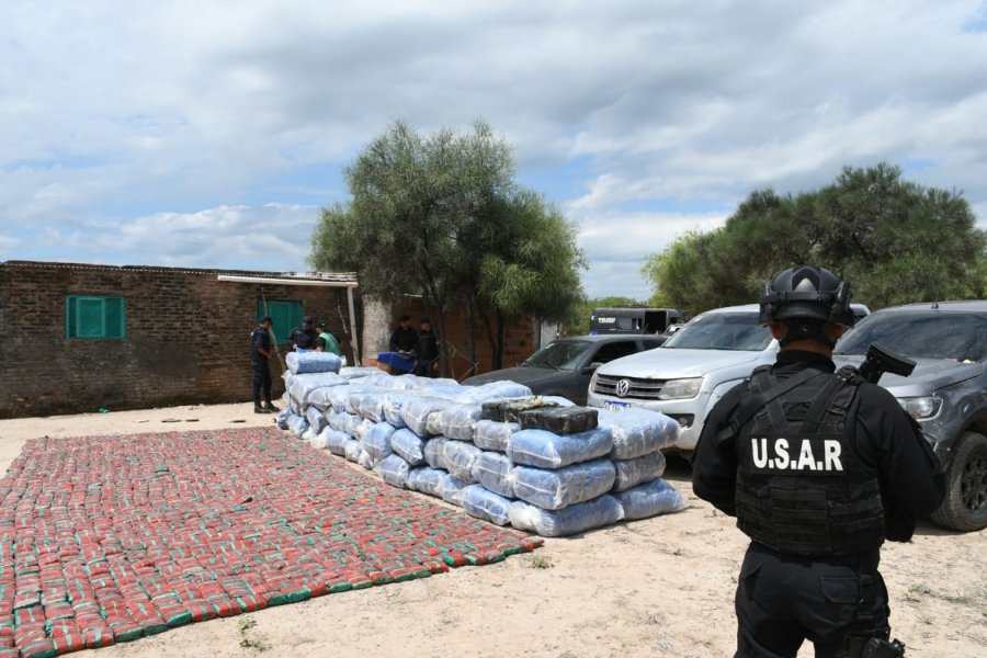 Dos santiagueños transportaban 2.718 kg de hojas de coca en una camioneta