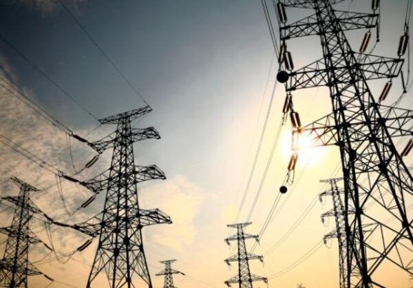 Doble vara: Después de apuntar contra los municipios, Nación creará una carga fija en las facturas de luz