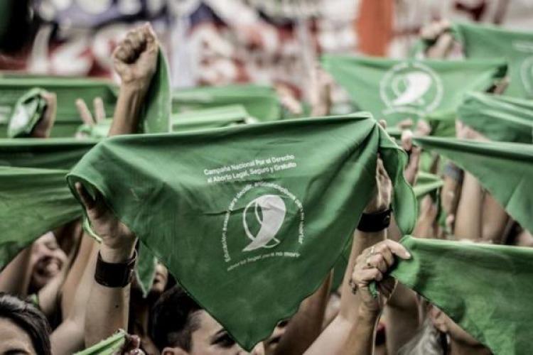 Milei va por el aborto: De la ola verde a la motosierra misógina, del desguace a la resistencia y la creatividad