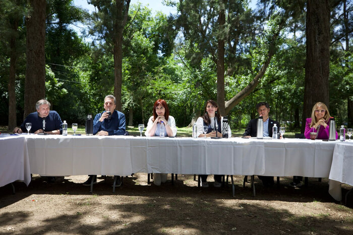 Foto y mensaje de unidad del peronismo: «Hay que enfrentar con responsabilidad el desastre que está haciendo Milei»