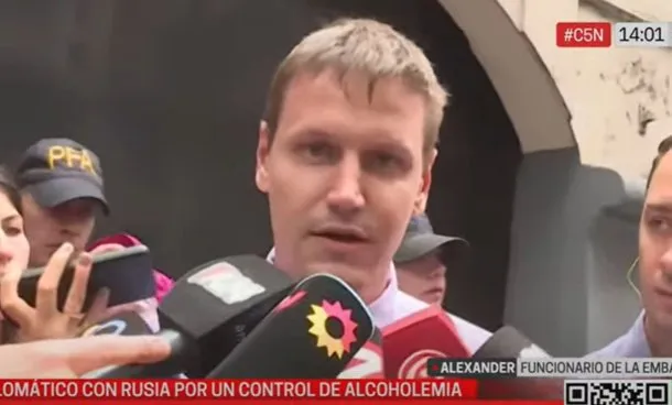 Control a diplomáticos: La Embajada de Rusia lo calificó como «una violación al derecho internacional»