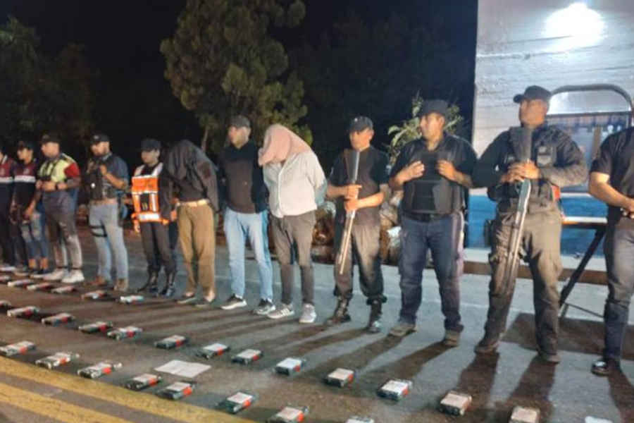 Detienen a pareja con más de 60 kg de cocaína que llevaban en doble fondo de la camioneta