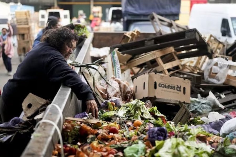 La pobreza es de 49,9% y uno de cada tres hogares recortó gastos en medicamentos y servicios