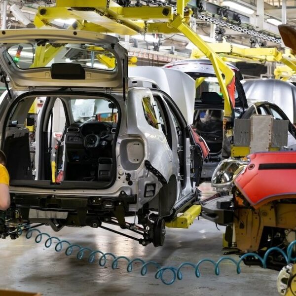 La actividad industrial tuvo una caída 2% y la construcción se desplomó 24,5% en octubre