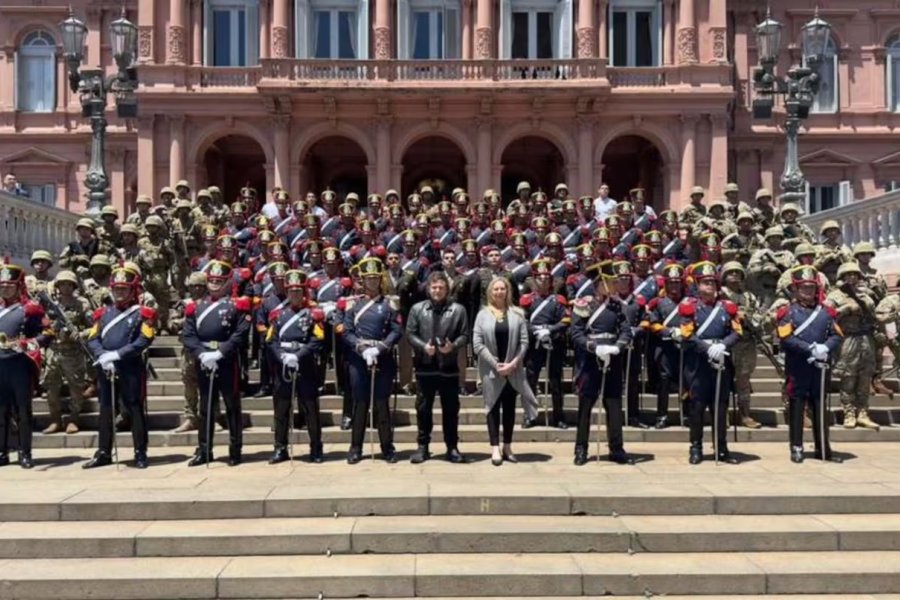 Los Granaderos tocaron “Panic Show” para Milei frente a la Casa Rosada