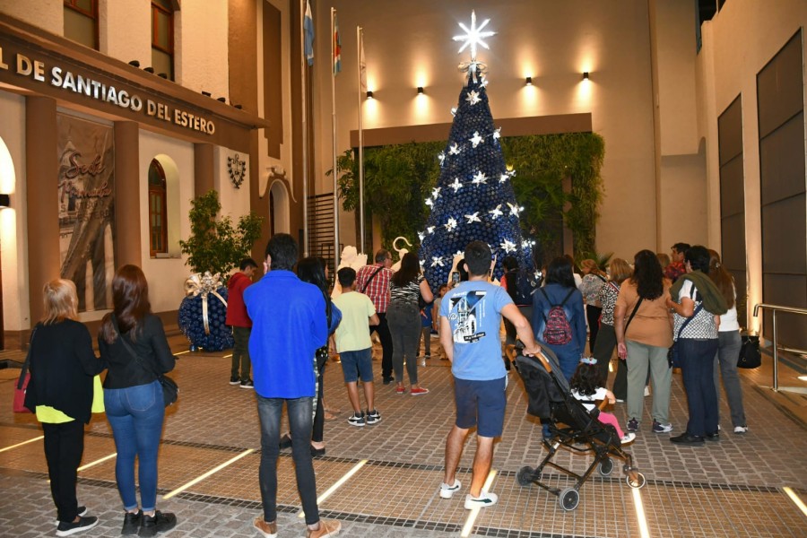 La Municipalidad encendió las luces navideñas y el árbol elaborado con materiales reciclados