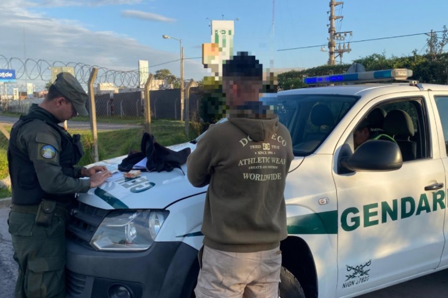 Trasladaba documentos del automotor falsos y casi 200 mil pesos, quedó detenido