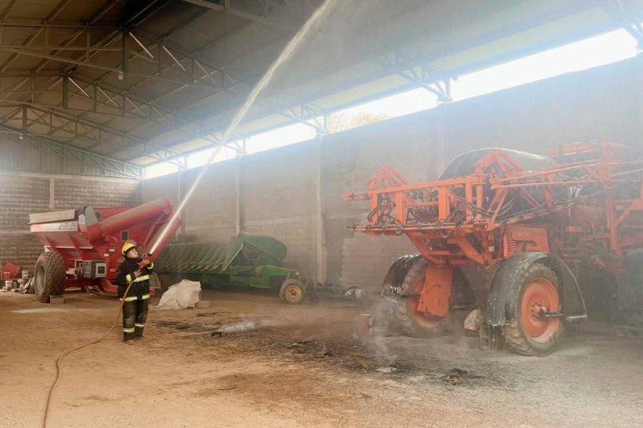 Un galpón se incendió en la ruta 89: Bomberos de Quimilí pudieron controlar las llamas