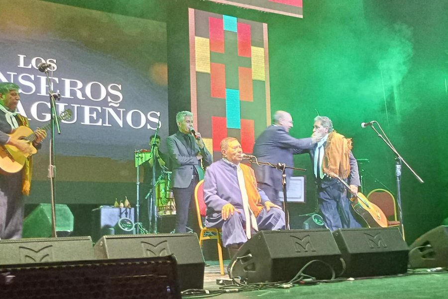 Se entregó un reconocimiento a la trayectoria a Los Manseros Santiagueños en Teatro Gran Rex