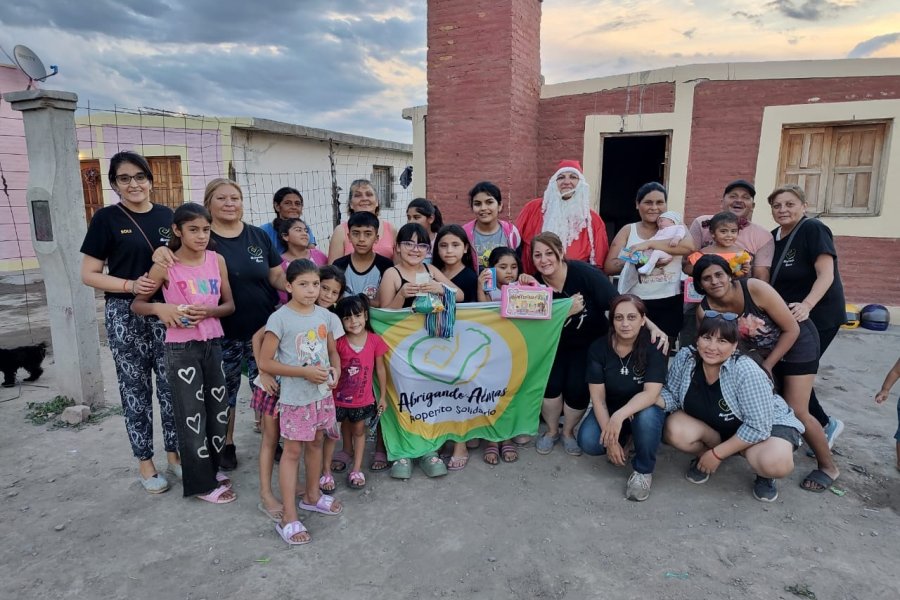 Papá Noel de «Abrigando Almas» celebró una gran Navidad solidaria en La Banda