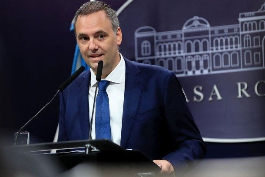 Adorni anunció que se extiende la suspensión de la pauta oficial por un año más