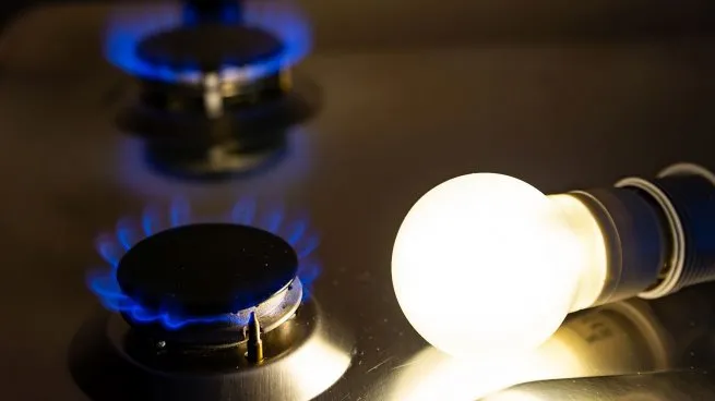 El Gobierno autorizó aumentos en tarifas de luz y gas a partir de enero