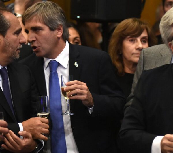 El mercado sospecha información privilegiada detrás del interés por acciones de ByMA justo antes que Caputo les libere 120 mil millones