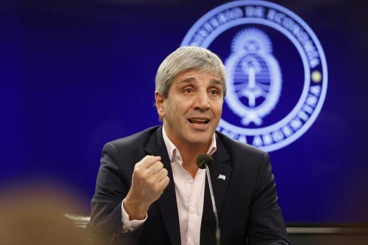 Caputo justificó la suba de los precios en diciembre por motivo de las «fiestas» y las «vacaciones»