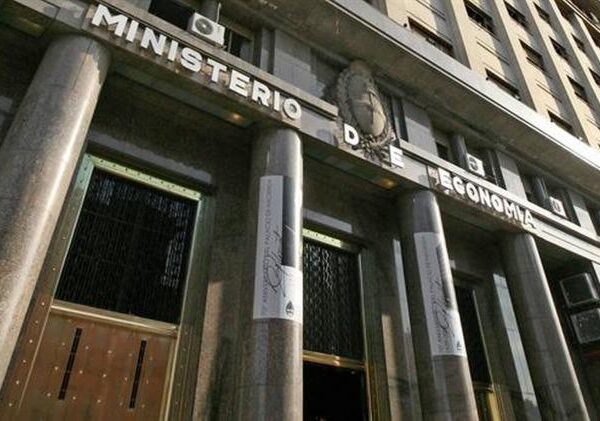 El Gobierno consiguió un salvoconducto de deuda en pesos: 64% de adhesión al canje y postergó vencimientos hasta 2026