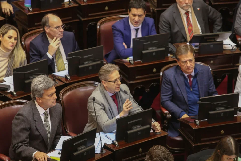 Licitación de la Hidrovía: Senadores radicales interceden con un comunicado a Francos