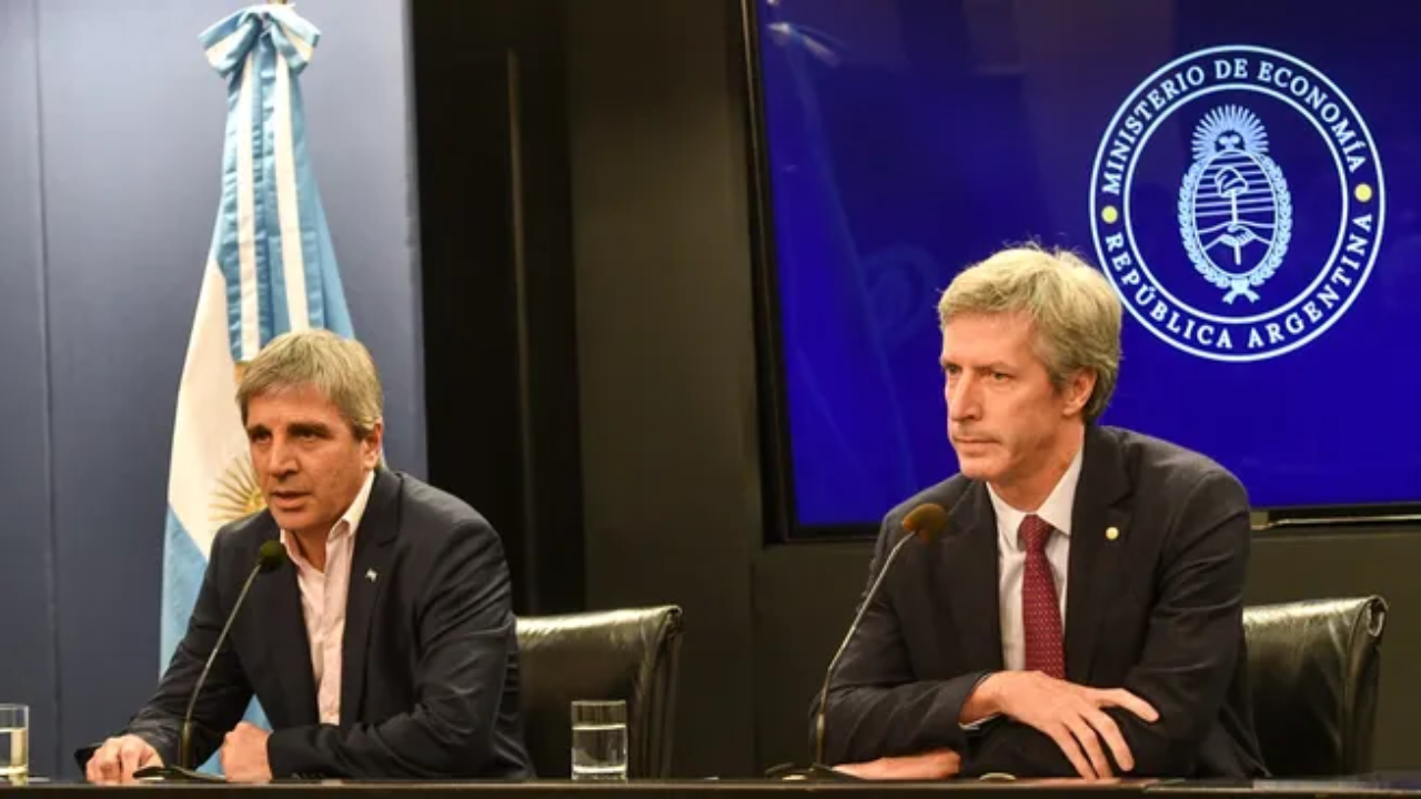 Una denuncia penal apunta a Caputo y Bausili por un resultado negativo de US$ 1.023 millones en operaciones con el oro del Banco Central