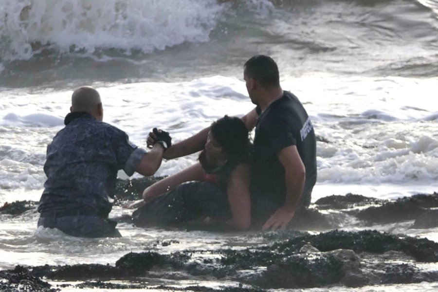 Buscan intensamente a un argentino que se tiró al mar para rescatar a una mujer y desapareció