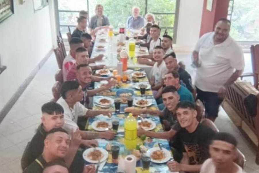 Bokalic compartió un almuerzo con jóvenes del Hogar Madre del Puente Carretero