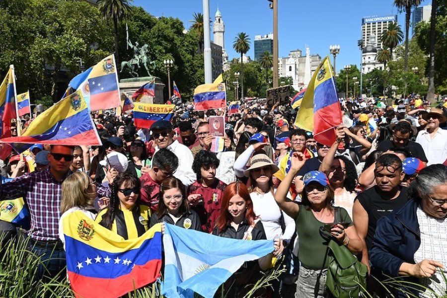 Venezolanos se reúnen en Plaza de Mayo para recibir a González Urrutia