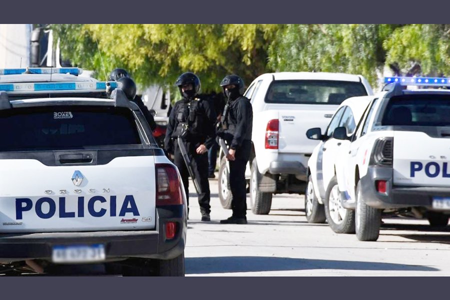 Subcomisario chocó a un ciclista, se fugó, embistió a un árbol y su acompañante travesti huyó de la policía