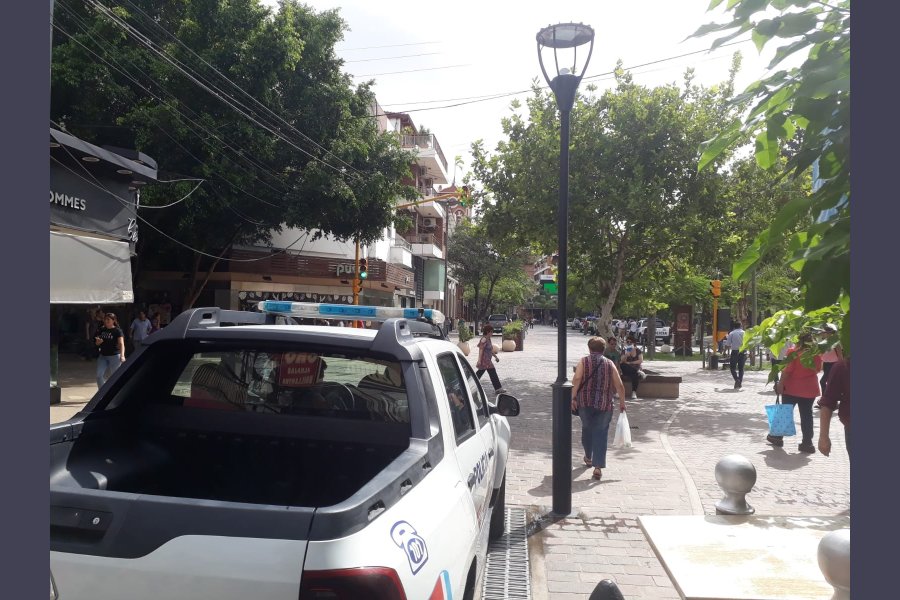 Mientras estaba con su novia en la plaza le robaron la moto estacionada a metros