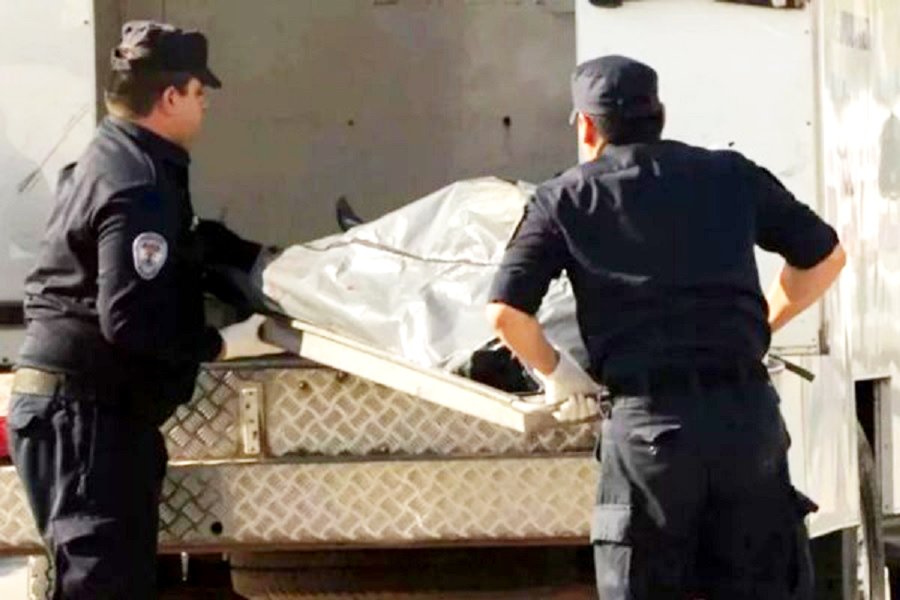 Una mujer fue a despertar a su hijo de 14 años y lo encontró muerto en la cama