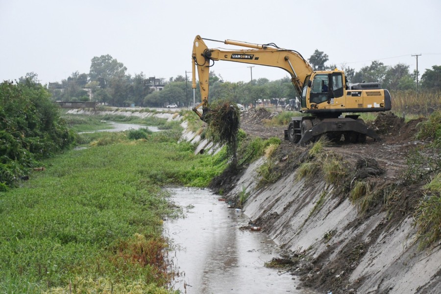 Obras Públicas de la Municipalidad trabajó en la limpieza del Desagüe Principal Sur