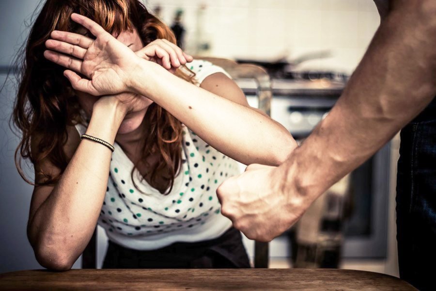 Una joven evitó que su padre abusara sexualmente de su madre tras golpearla