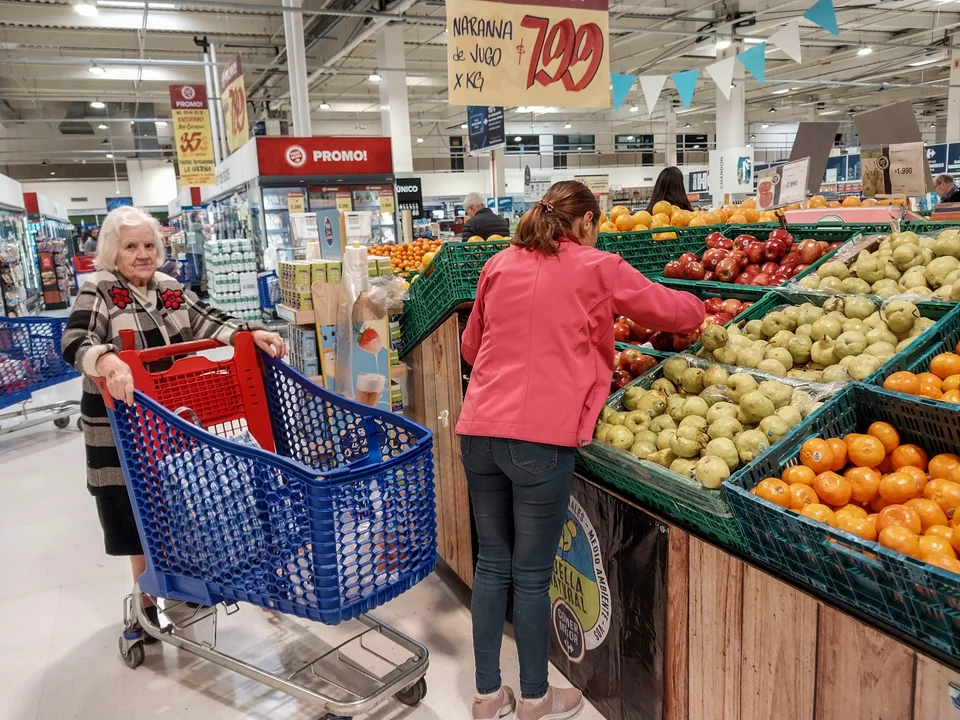 Los consumidores pagaron los agroalimentos casi 4 veces más de lo que cobraron los productores en diciembre