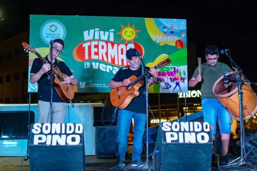 La plaza San Martín vibró el sábado con la Fiesta del Folclore 2025