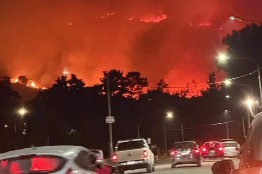 Hay temor de que un voraz incendio en las Sierras de Tandil llegue a la ciudad