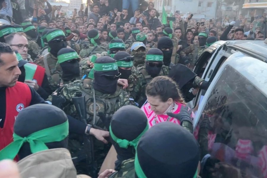 Video: Así fue el momento en que Hamas entregó a las tres rehenes israelíes