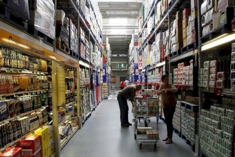 Las ventas en supermercados cayeron 7,6% durante el primer año del gobierno nacional