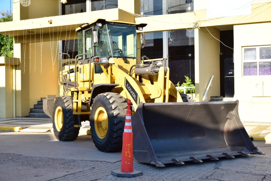 La Municipalidad de Frías sumó una pala cargadora para tareas varias