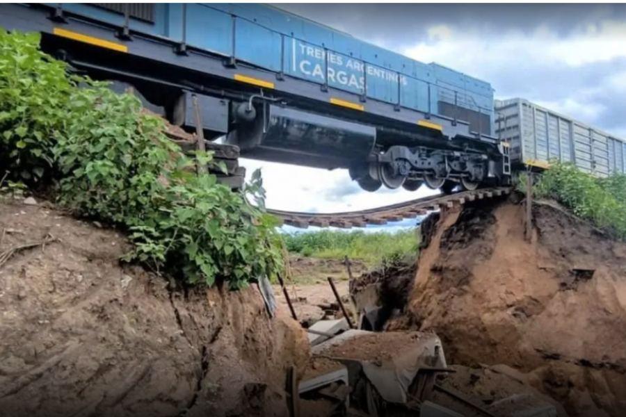 Tren quedó colgado en el aire luego de que un puente colapsara