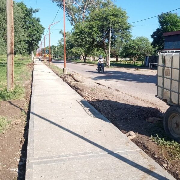 Fernández: Avances en la construcción de veredas sobre Avenida del Agro