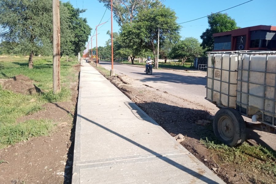 Fernández: Avances en la construcción de veredas sobre Avenida del Agro